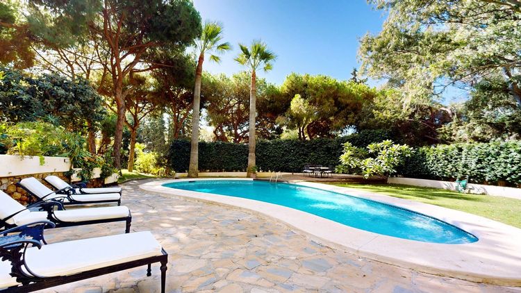 House | Resale in Calahonda in Calahonda, Costa del Sol - Photo 3