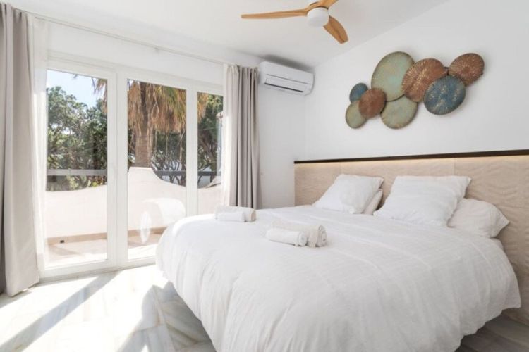 House | Resale in Calahonda in Calahonda, Costa del Sol - Photo 4