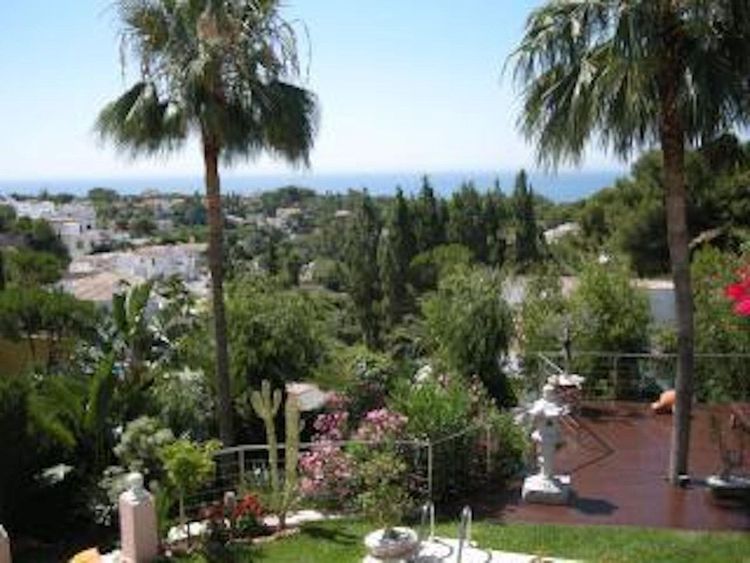 House | Resale in Calahonda in Calahonda, Costa del Sol - Photo 4