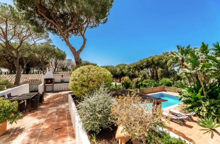 House | Resale in Elviria in Elviria, Costa del Sol - Photo 2