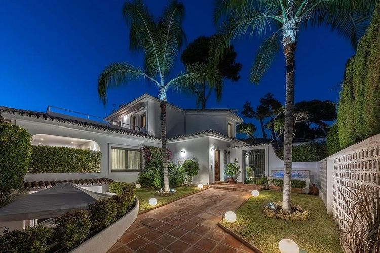 House | Resale in Los Monteros in Los Monteros, Costa del Sol - Photo 5