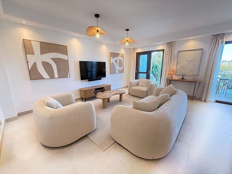 House | Resale in Estepona in Estepona, Costa del Sol - Photo 2