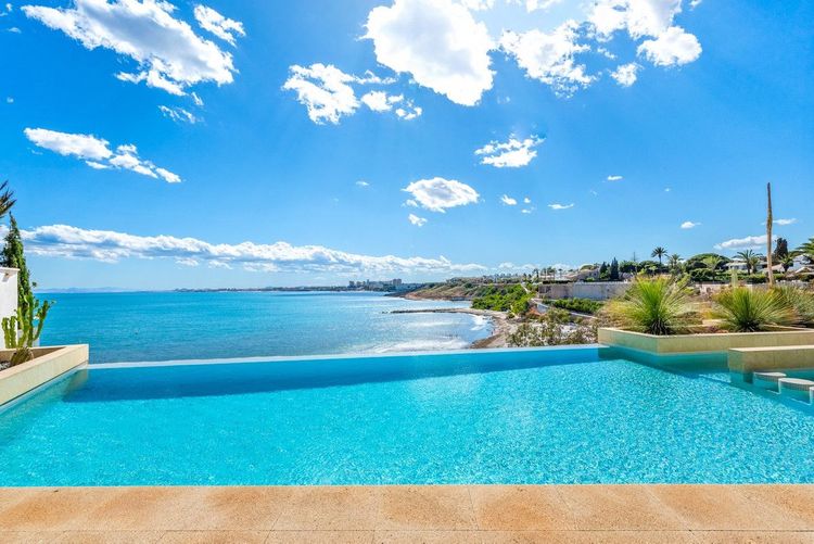 House | Resale in Cabo Roig in Cabo Roig, Costa Blanca - Photo 2