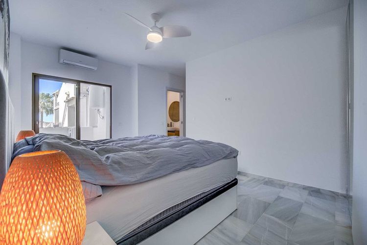 Apartment | Resale in Calahonda in Calahonda, Costa del Sol - Photo 4