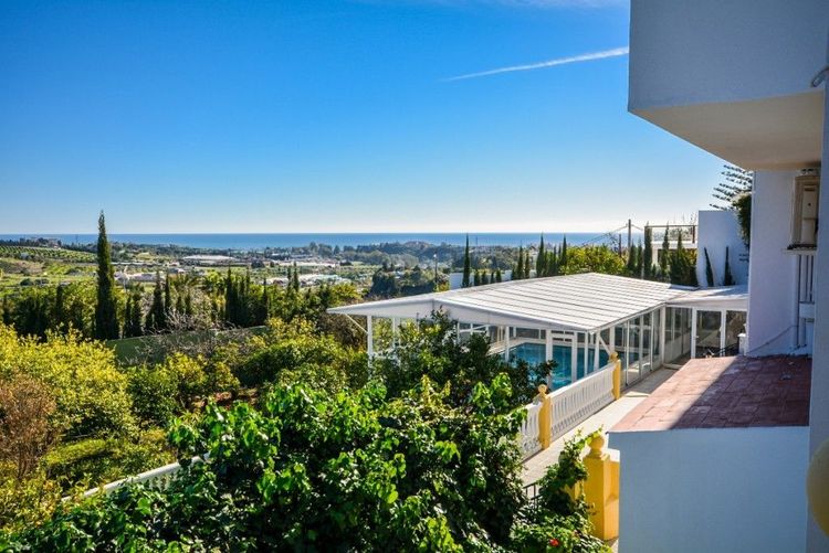 House | Resale in Estepona in Estepona, Costa del Sol - Photo 4