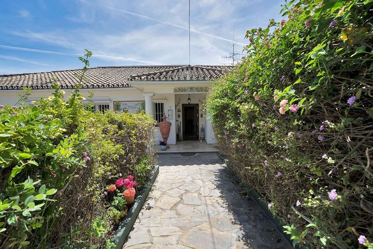 House | Resale in El Paraiso in El Paraiso, Costa del Sol - Photo 4
