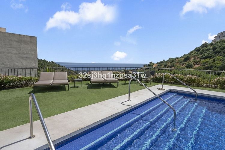 Penthouse | Resale in Altos de los Monteros in Altos de los Monteros, Costa del Sol - Photo 2