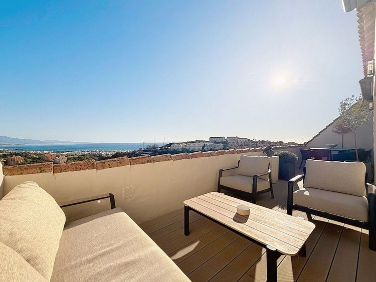 Penthouse | Resale in La Duquesa - Development photo 1