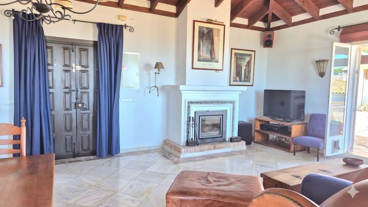 House | Resale in El Madroñal in El Madroñal, Costa del Sol - Photo 5