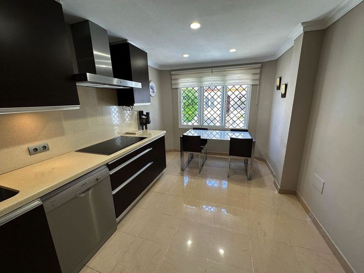 House | Resale in Estepona in Estepona, Costa del Sol - Photo 5