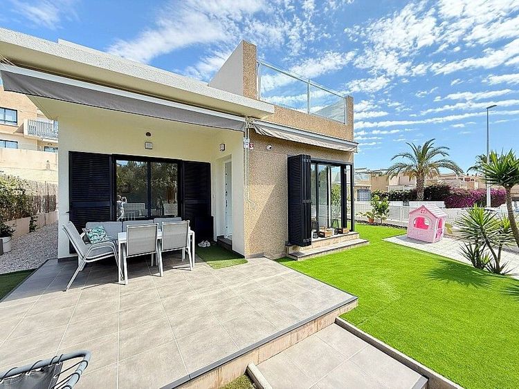 House | Resale in La Zenia in La Zenia, Costa Blanca - Photo 2