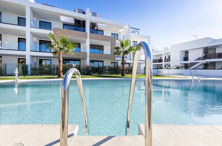 Apartment | Resale in Fuengirola in Fuengirola Others, Costa del Sol - Photo 2