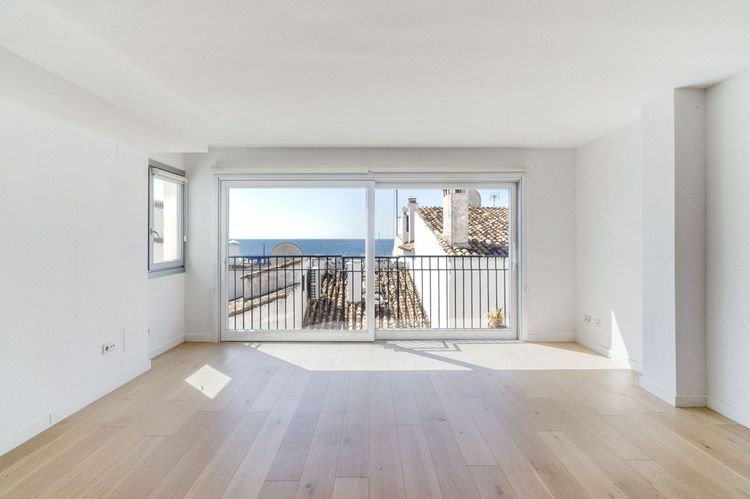 Apartment | Resale in Puerto Banús in Puerto Banús, Costa del Sol - Photo 2