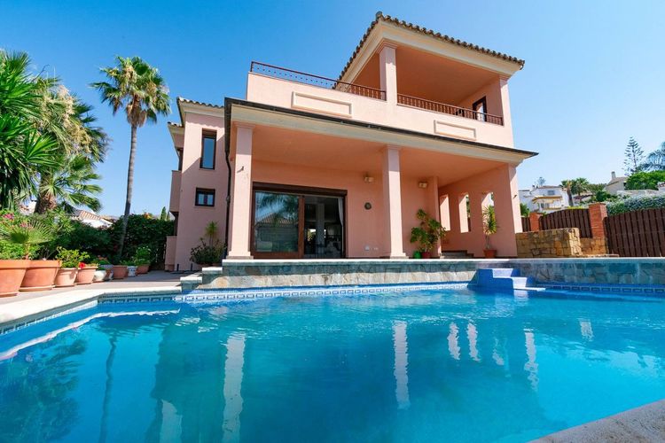House | Resale in Estepona in Estepona, Costa del Sol - Photo 5