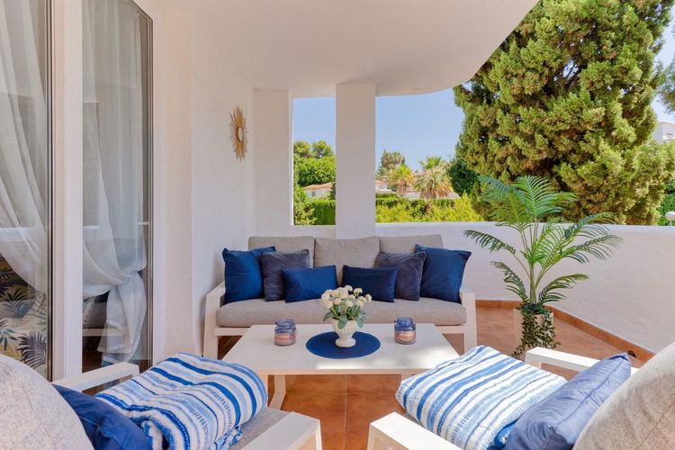 Apartment | Resale in Calahonda in Calahonda, Costa del Sol - Photo 2