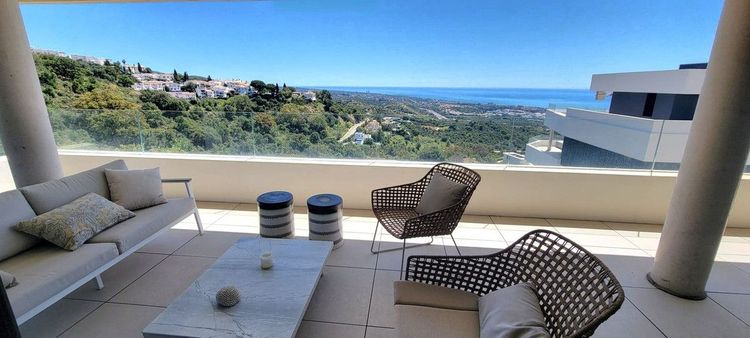 Penthouse | Resale in Altos de los Monteros in Altos de los Monteros, Costa del Sol - Photo 2