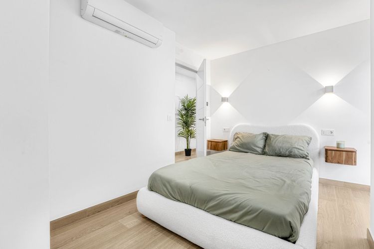 Apartment | Resale in La Carihuela in La Carihuela, Costa del Sol - Photo 5