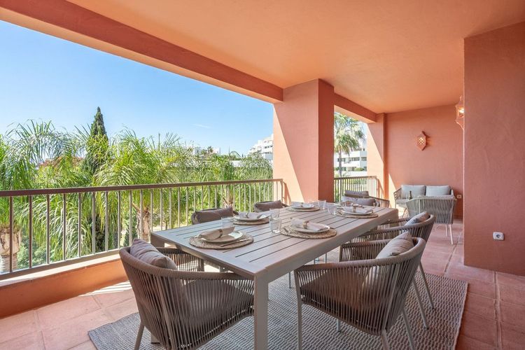 Apartment | Resale in Benahavís in Benahavís Others, Costa del Sol - Photo 2
