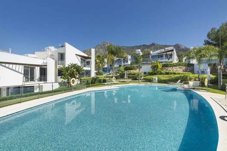 House | Resale in Sierra Blanca in Sierra Blanca, Costa del Sol - Photo 2