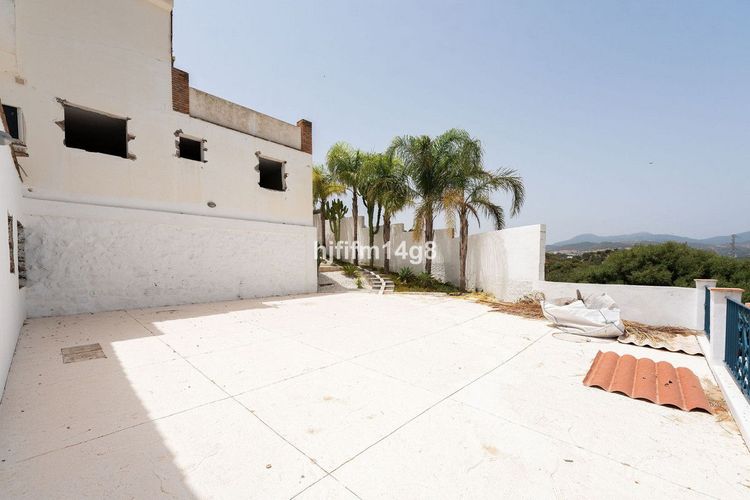 House | Resale in Estepona in Estepona, Costa del Sol - Photo 5