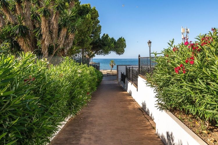 Apartment | Resale in Puerto Banús in Puerto Banús, Costa del Sol - Photo 3