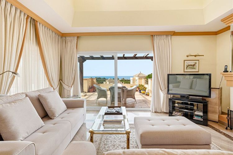 Penthouse | Resale in Elviria in Elviria, Costa del Sol - Photo 4