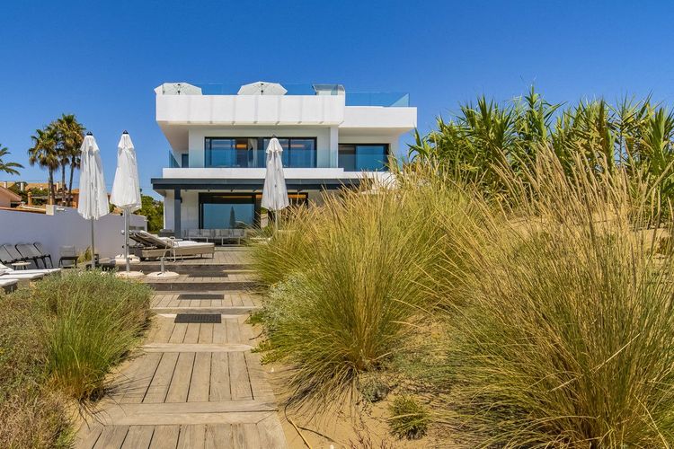 House | Resale in Costabella in Costabella, Costa del Sol - Photo 5