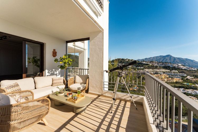 Apartment | Resale in Los Arqueros in Los Arqueros, Costa del Sol - Photo 5