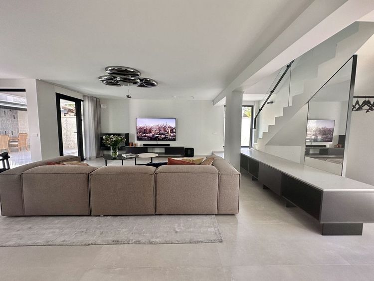 House | Resale in Puerto Banús in Puerto Banús, Costa del Sol - Photo 2