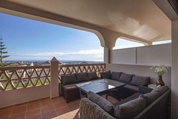 Apartment | Resale in Benahavís in Benahavís Others, Costa del Sol - Photo 2