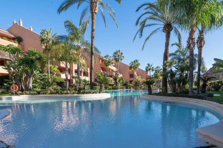 Apartment | Resale in Bahía de Marbella in Bahía de Marbella, Costa del Sol - Photo 2