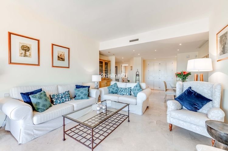 Apartment | Resale in Elviria in Elviria, Costa del Sol - Photo 3