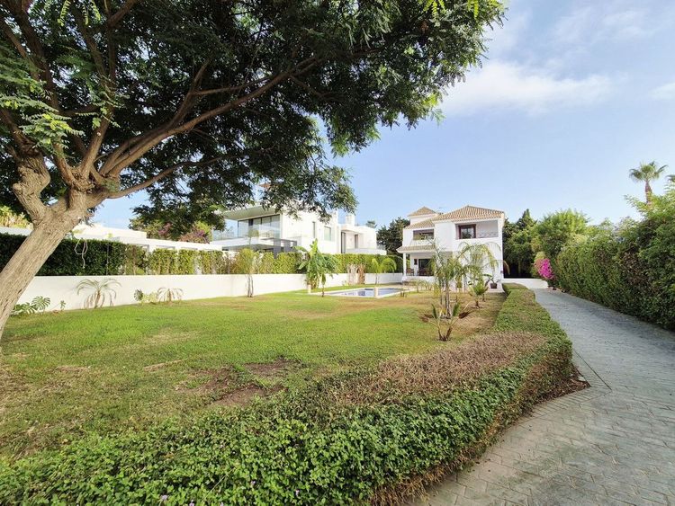 House | Resale in Guadalmina Baja in Guadalmina Baja, San Pedro de Alcántara, Costa del Sol - Photo 2