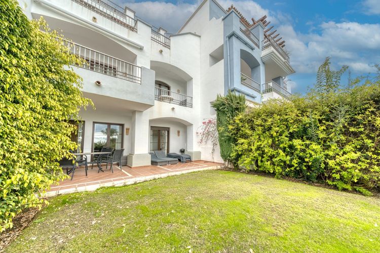 Apartment | Resale in Los Arqueros in Los Arqueros, Costa del Sol - Photo 2