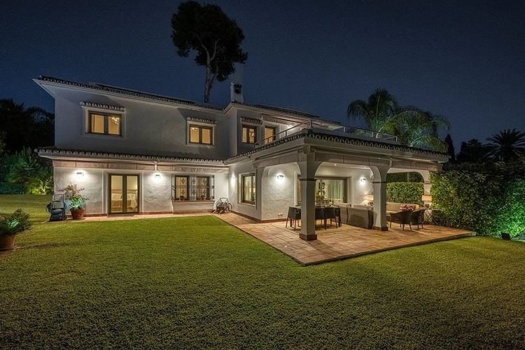 House | Resale in Los Monteros in Los Monteros, Costa del Sol - Photo 4