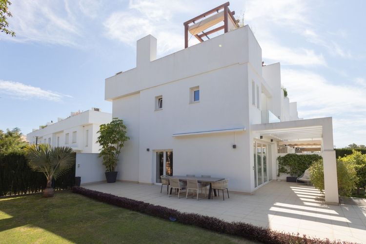 House | Resale in Calahonda in Calahonda, Costa del Sol - Photo 3
