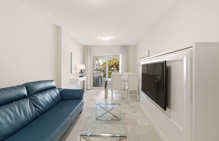 Apartment | Resale in Calahonda in Calahonda, Costa del Sol - Photo 2
