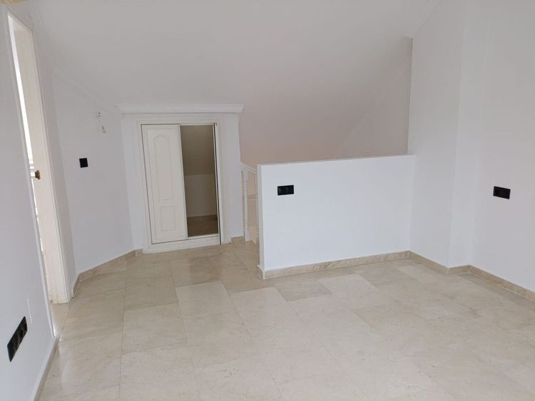 House | Resale in Calahonda in Calahonda, Costa del Sol - Photo 5