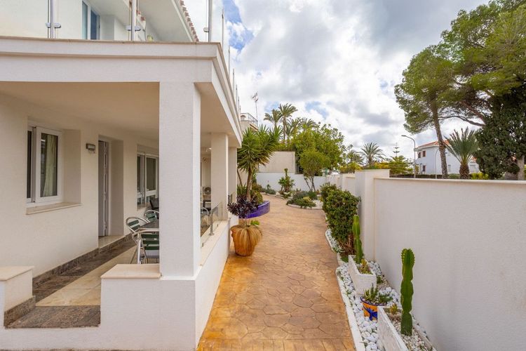 House | Resale in Campoamor in Campoamor, Costa Blanca - Photo 2