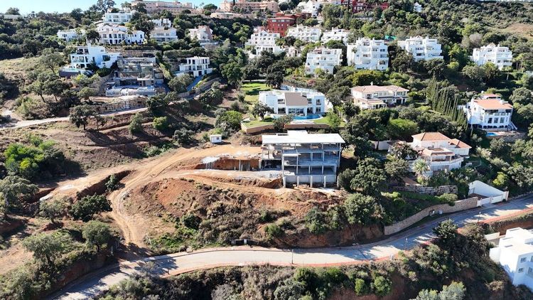 House | Resale in La Mairena in La Mairena, Costa del Sol - Photo 2