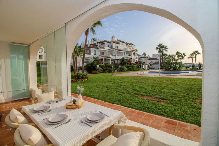 Apartment | Resale in Calahonda in Calahonda, Costa del Sol - Photo 3
