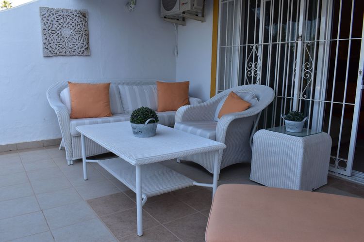 House | Resale in Calahonda in Calahonda, Costa del Sol - Photo 3
