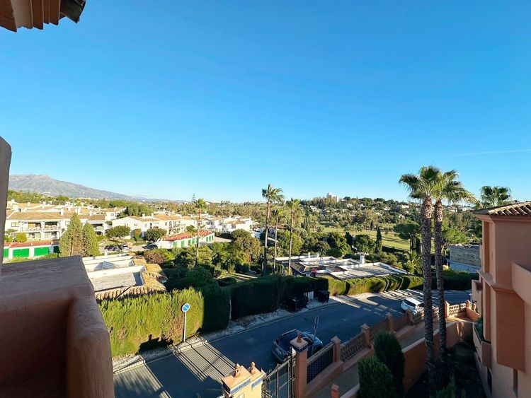 Penthouse | Resale in El Paraiso in El Paraiso, Costa del Sol - Photo 2
