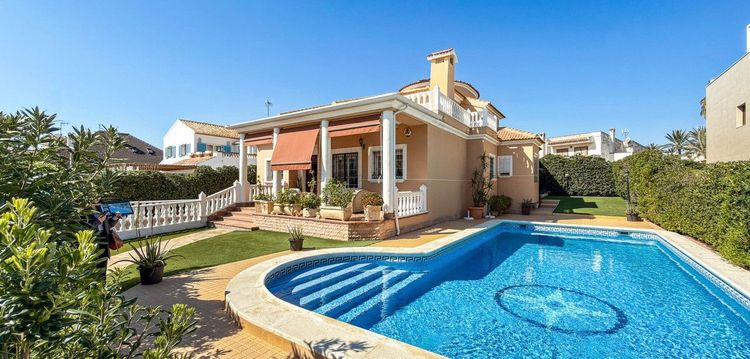 House | Resale in Torrevieja in Torrevieja, Costa Blanca - Photo 2