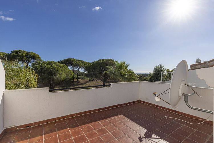 House | Resale in Elviria in Elviria, Costa del Sol - Photo 4