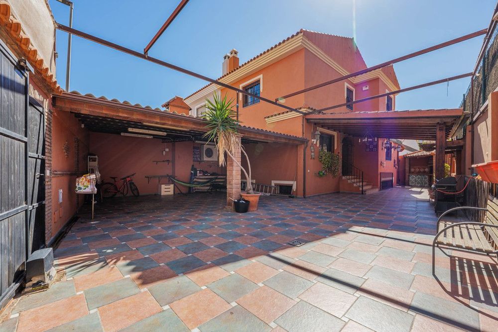 House | Resale in Puerto de la Torre in Puerto de la Torre, Costa del Sol - Main property photo