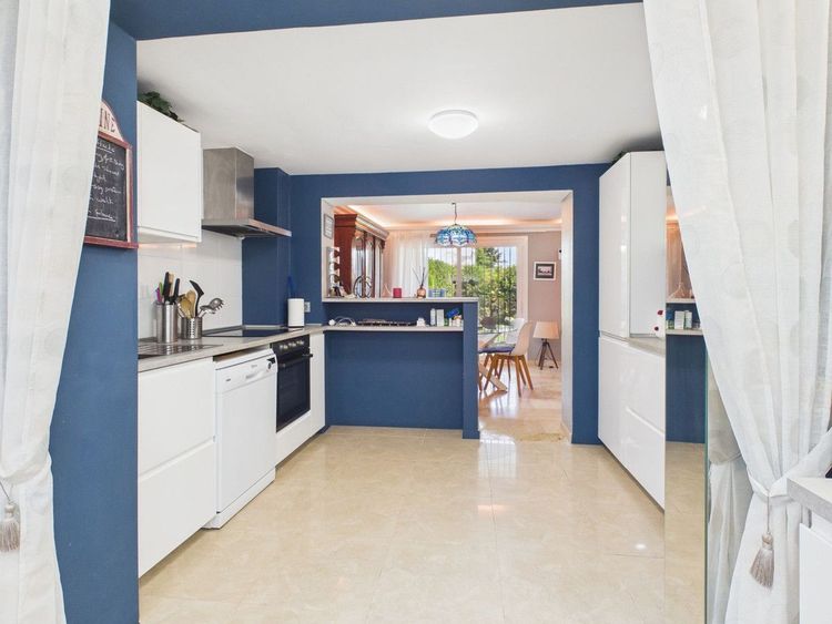 House | Resale in Selwo in Selwo, Selwo - La Concha-Resina Golf, Costa del Sol - Photo 3