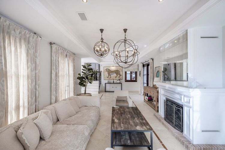 House | Resale in El Madroñal in El Madroñal, Costa del Sol - Photo 5