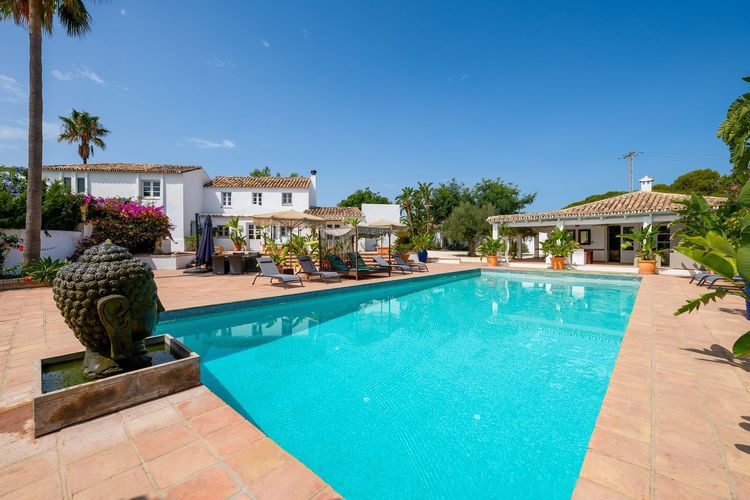 House | Resale in Benahavís in Benahavís Others, Costa del Sol - Photo 2