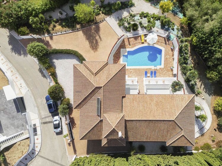 House | Resale in Valtocado in Valtocado, Costa del Sol - Photo 3